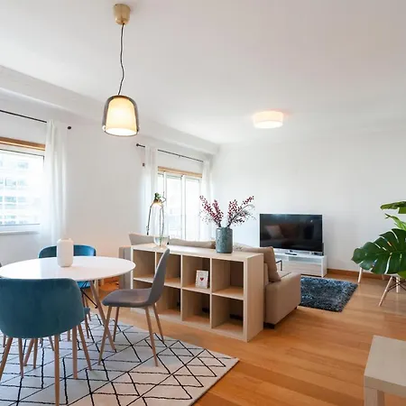 아파트 Orient - Modern, Spacious And Sunny! By The River! 리스본