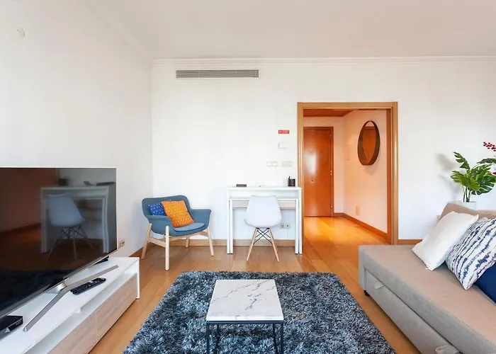 Orient - Modern, Spacious And Sunny! By The River! アパート リスボン