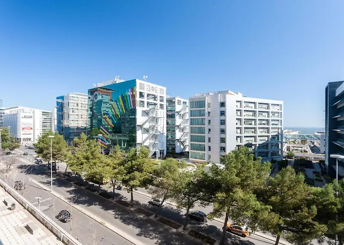 Orient - Modern, Spacious And Sunny! By The River! アパート リスボン