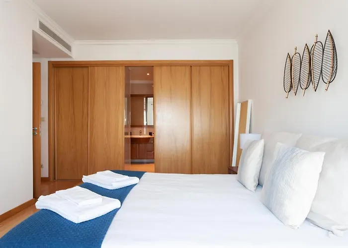 Orient - Modern, Spacious And Sunny! By The River!