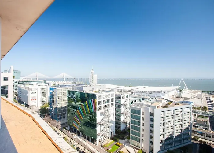 Orient - Modern, Spacious And Sunny! By The River! アパート