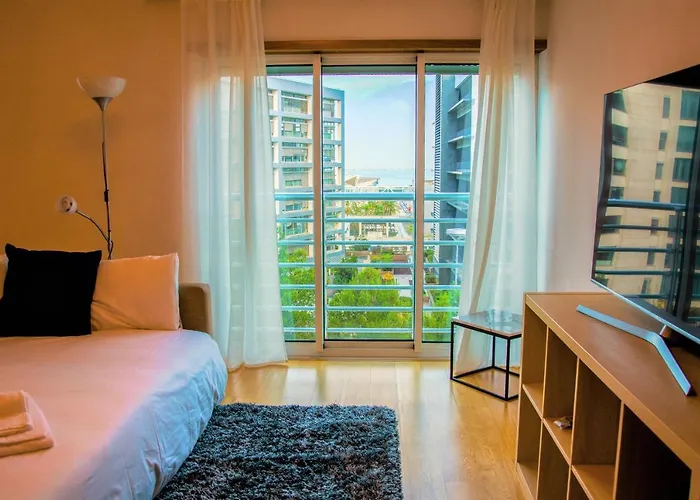 Orient - Modern, Spacious And Sunny! By The River! リスボン