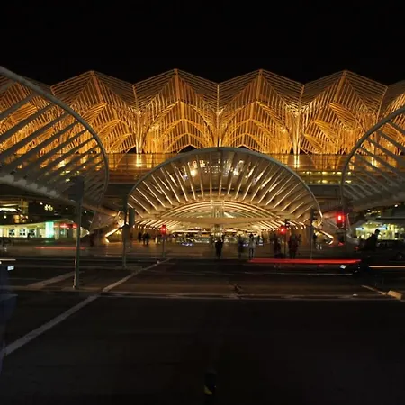 Orient - Modern, Spacious And Sunny! By The River! アパート