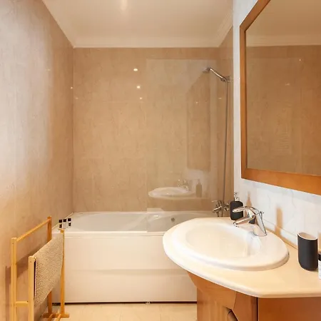 Appartement Orient - Modern, Spacious And Sunny! By The River!